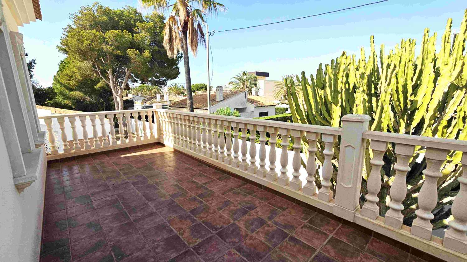 IMPRESIONANTE VILLA MINIMALISTA CON PISCINA EN ENTORNO NATURAL ÚNICO, CERCA DE CABO ROIG Y ZENIA BOULEVARD