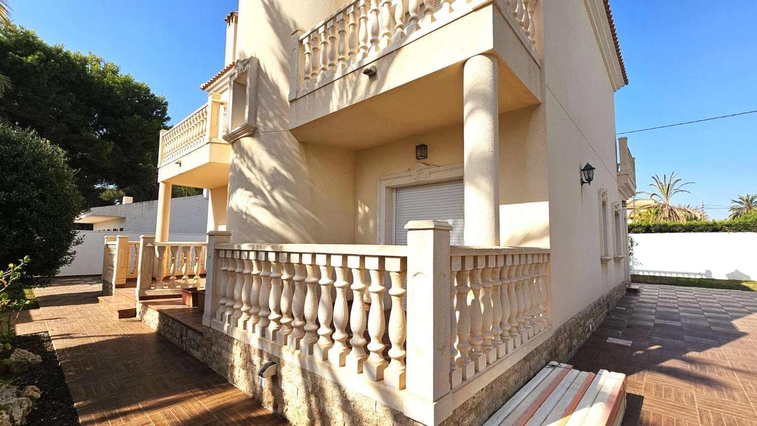 SPLENDIDA VILLA MINIMALISTA CON PISCINA IN UN AMBIENTE NATURALE UNICO, VICINO A CABO ROIG E ZENIA BOULEVARD