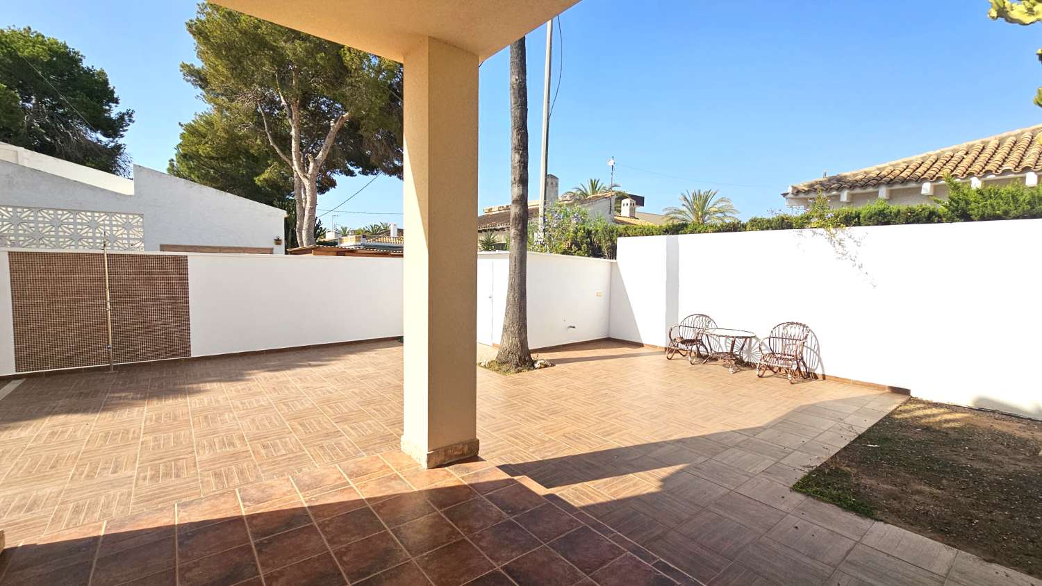 SUPERBE VILLA MINIMALISTE AVEC PISCINE DANS UN CADRE NATUREL UNIQUE, À PROXIMITÉ DE CABO ROIG ET DU BOULEVARD ZENIA