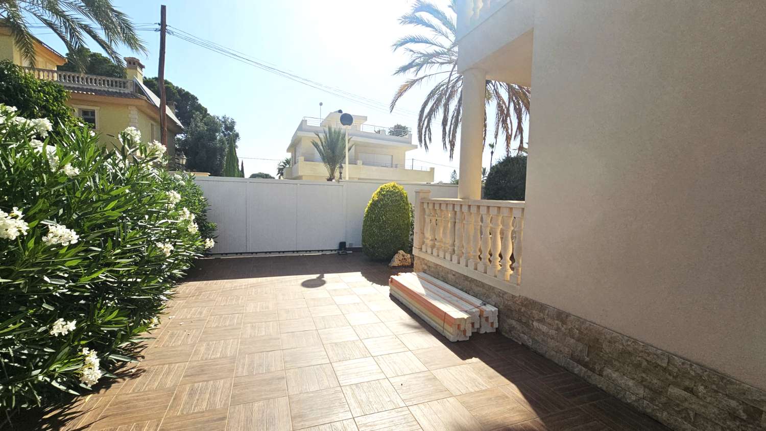 SPLENDIDA VILLA MINIMALISTA CON PISCINA IN UN AMBIENTE NATURALE UNICO, VICINO A CABO ROIG E ZENIA BOULEVARD