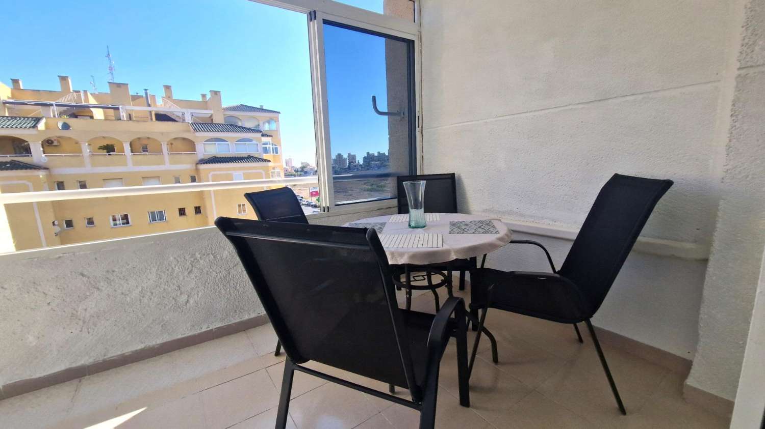 APARTAMENTO REFORMADO CON VISTAS DESPEJADAS Y AMPLIAS COMODIDADES A 15 MINUTOS DE LA PLAYA DE LA MATA