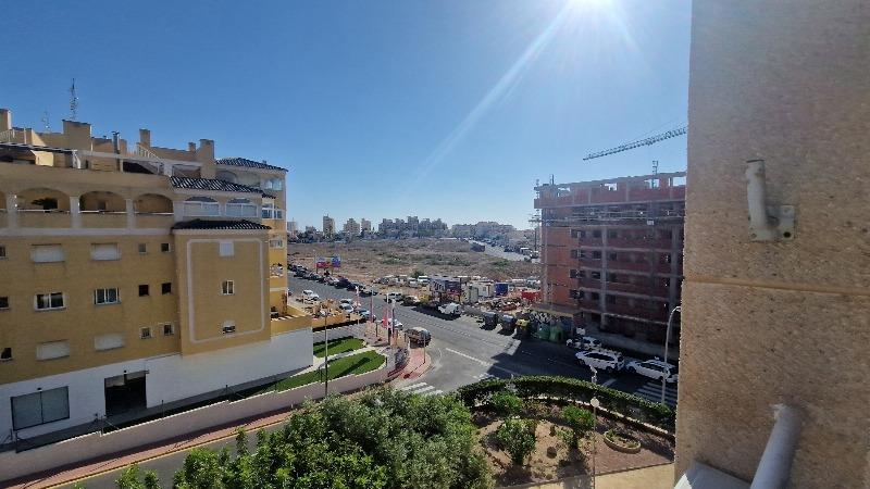 RENOVIERTE WOHNUNG MIT FREIEM BLICK UND UMFANGREICHEN ANNEHMLICHKEITEN 15 MINUTEN VOM STRAND VON LA MATA ENTFERNT