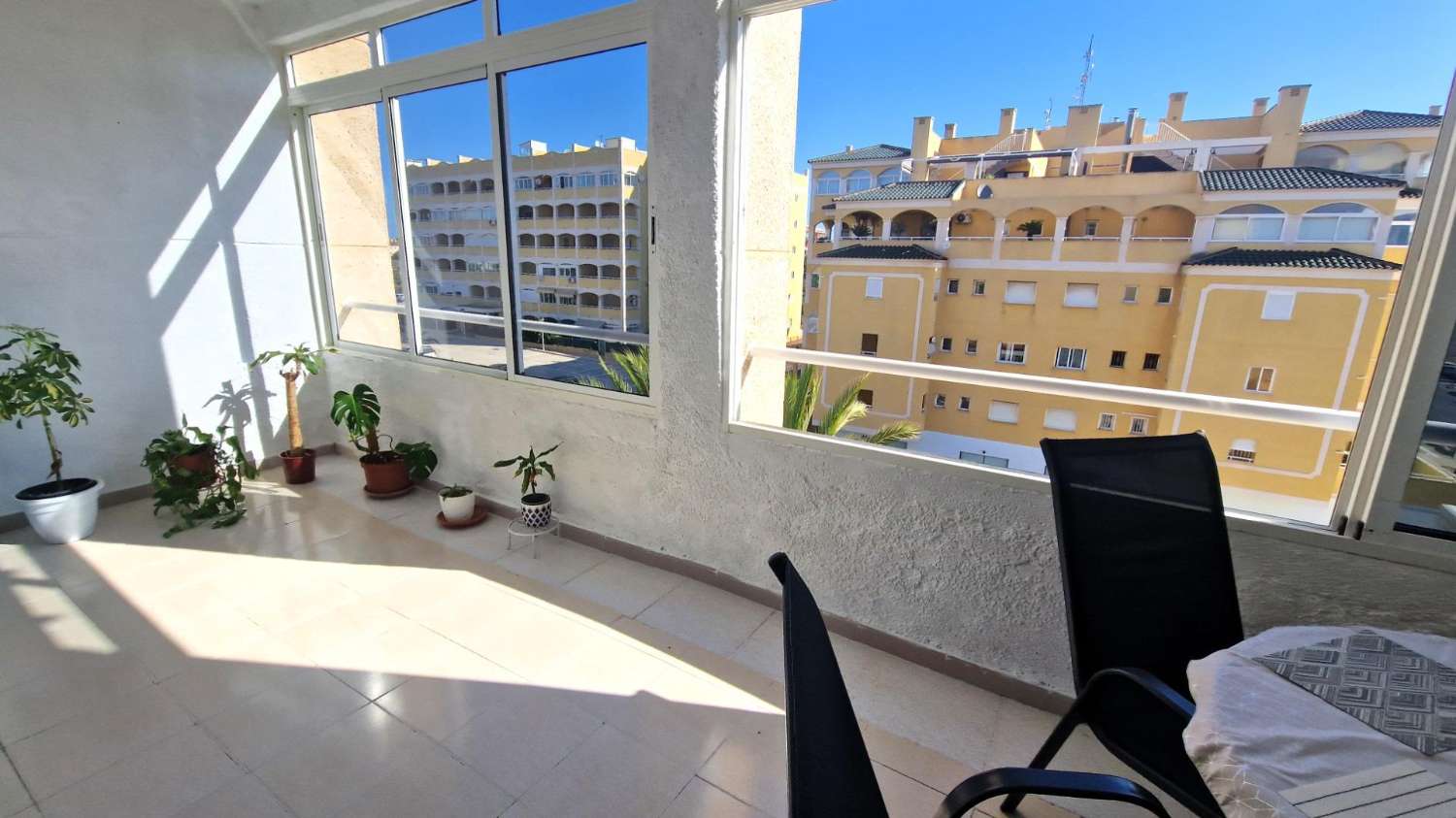 RENOVIERTE WOHNUNG MIT FREIEM BLICK UND UMFANGREICHEN ANNEHMLICHKEITEN 15 MINUTEN VOM STRAND VON LA MATA ENTFERNT