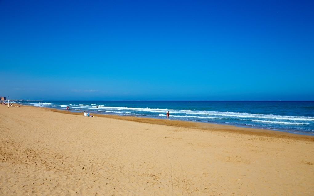 APPARTAMENTO RISTRUTTURATO CON VISTA LIBERA E AMPI SERVIZI A 15 MINUTI DALLA SPIAGGIA DI LA MATA