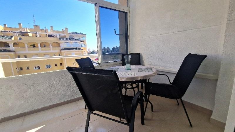 RENOVIERTE WOHNUNG MIT FREIEM BLICK UND UMFANGREICHEN ANNEHMLICHKEITEN 15 MINUTEN VOM STRAND VON LA MATA ENTFERNT