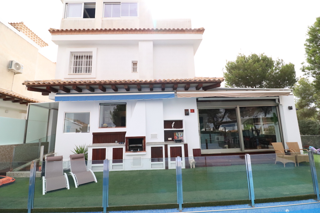 VILLA IN LOMAS DE DON JUAN MIT BLICK AUF DEN NATURPARK, PRIVATEM POOL UND SCHALLISOLIERTEM KELLER