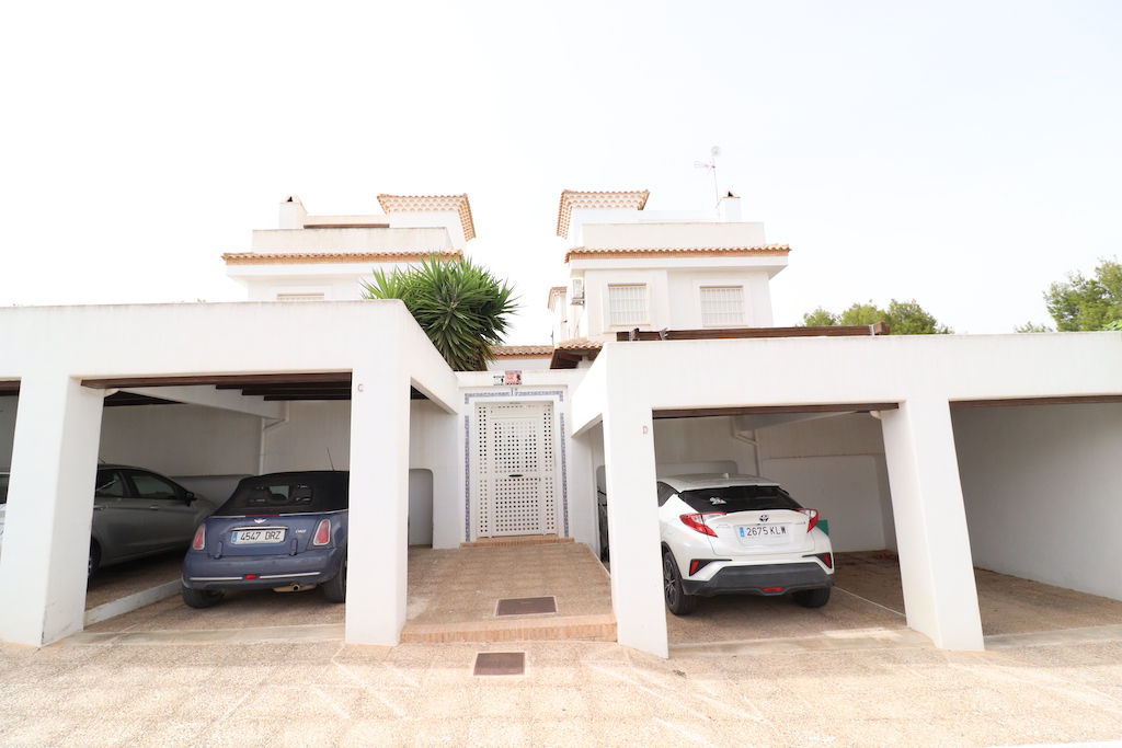 VILLA À LOMAS DE DON JUAN AVEC VUE SUR LE PARC NATUREL, PISCINE PRIVÉE ET SOUS-SOL INSONORISÉ