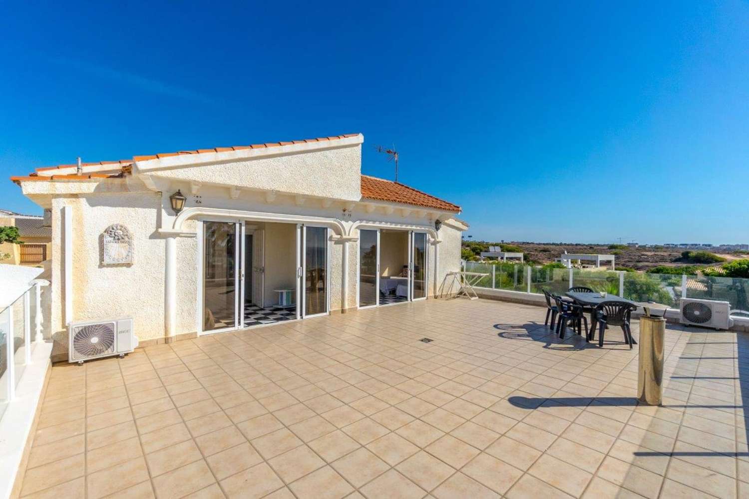 IMPRESIONANTE VILLA EN PRIMERA LÍNEA DE PLAYA EN PLAYA FLAMENCA CON PISCINA PRIVADA Y GRANDES VISTAS