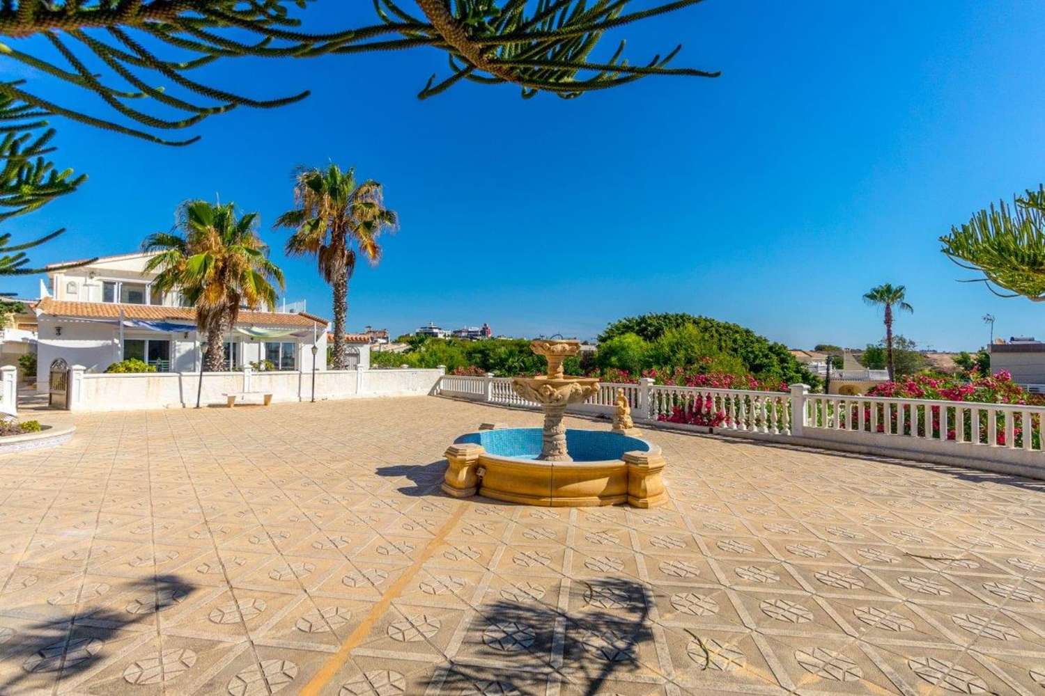 IMPRESIONANTE VILLA EN PRIMERA LÍNEA DE PLAYA EN PLAYA FLAMENCA CON PISCINA PRIVADA Y GRANDES VISTAS