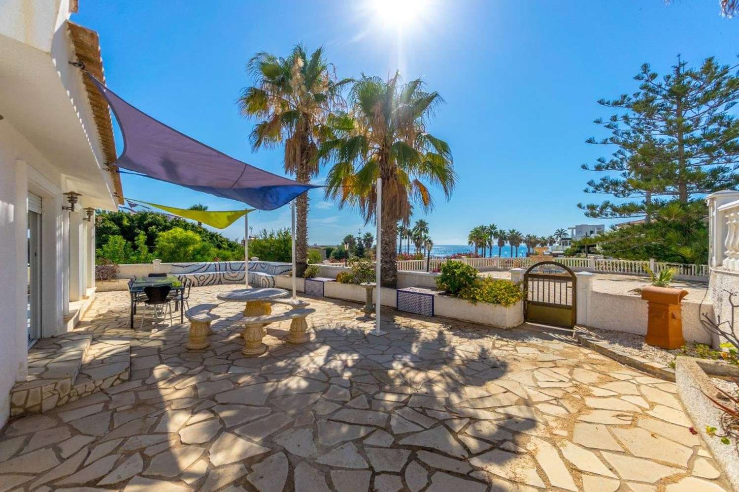 IMPRESIONANTE VILLA EN PRIMERA LÍNEA DE PLAYA EN PLAYA FLAMENCA CON PISCINA PRIVADA Y GRANDES VISTAS