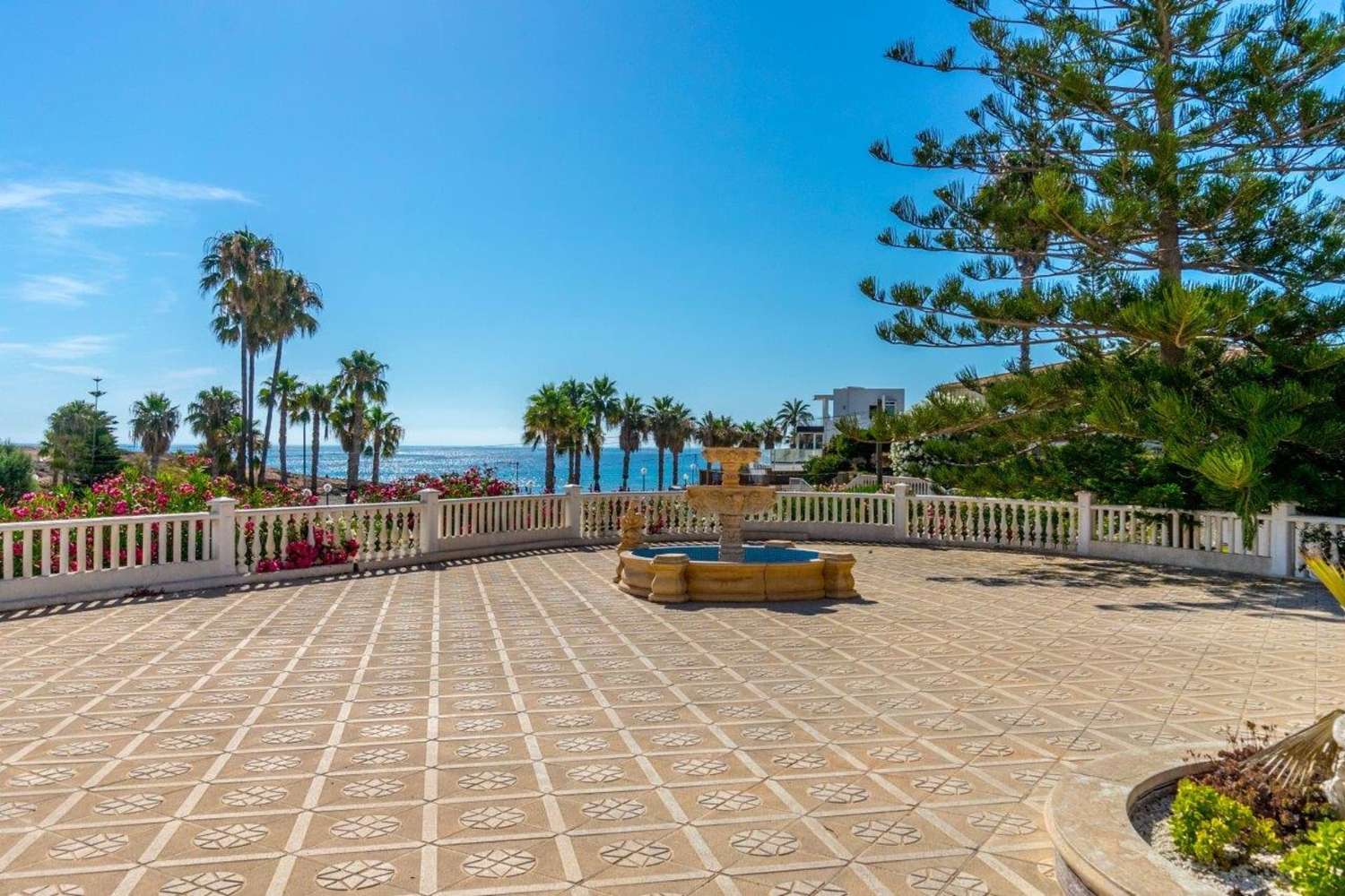 SUPERBE VILLA EN BORD DE MER À PLAYA FLAMENCA AVEC PISCINE PRIVÉE ET SUPERBES VUES