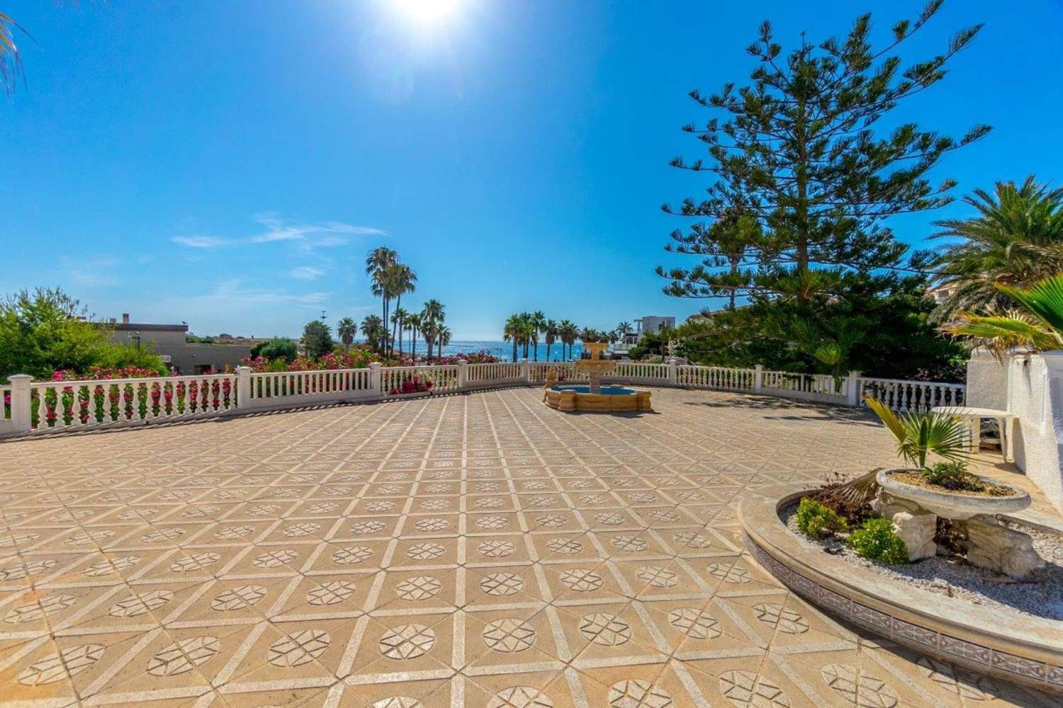 IMPRESIONANTE VILLA EN PRIMERA LÍNEA DE PLAYA EN PLAYA FLAMENCA CON PISCINA PRIVADA Y GRANDES VISTAS