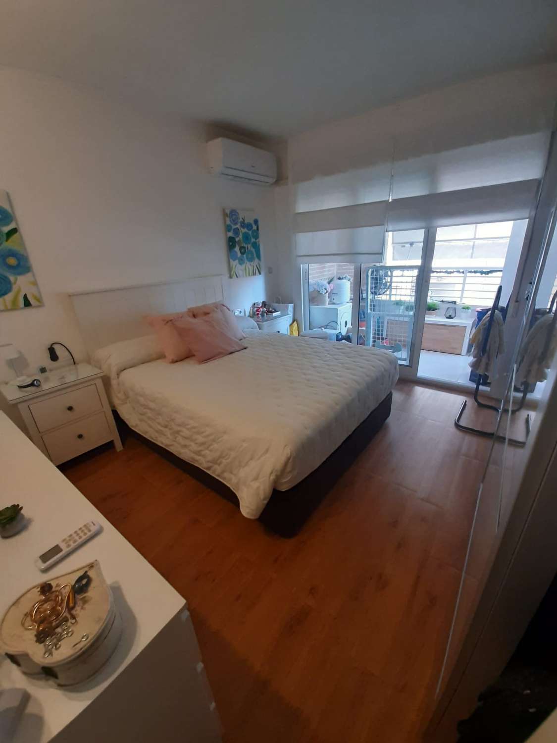 RENOVIERTE MAISONETTE MIT TERRASSE UND KLIMAANLAGE IM HERZEN VON TORREVIEJA, NUR WENIGE SCHRITTE VOM STRAND ENTFERNT