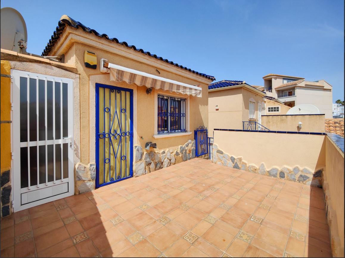 OPPORTUNITÉ UNIQUE ! MAISON JUMELÉE AVEC APPARTEMENT INDÉPENDANT ET LICENCE TOURISTIQUE À PUNTA PRIMA – ORIHUELA COSTA