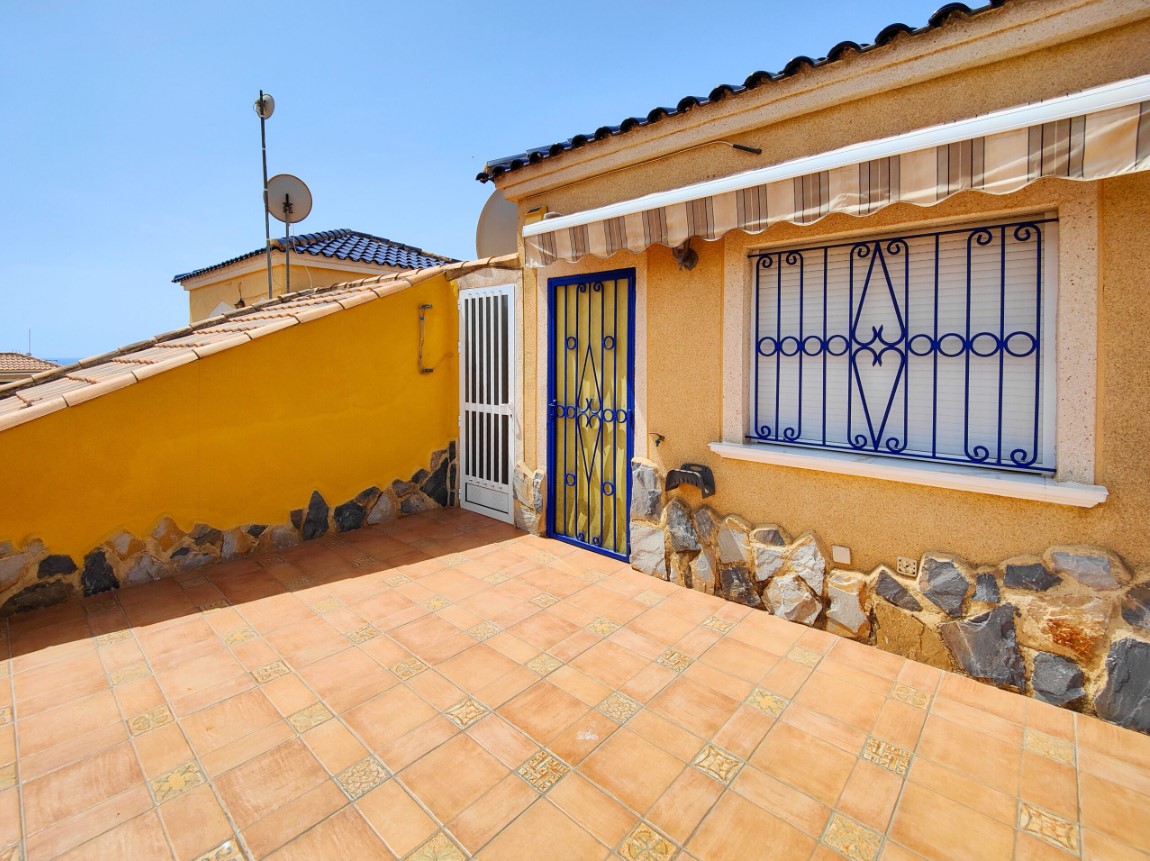 UNIQUE OPPORTUNITY! SEMI-DETACHED HOUSE WITH INDEPENDENT APARTMENT AND TOURIST LICENSE IN PUNTA PRIMA – ORIHUELA COSTA