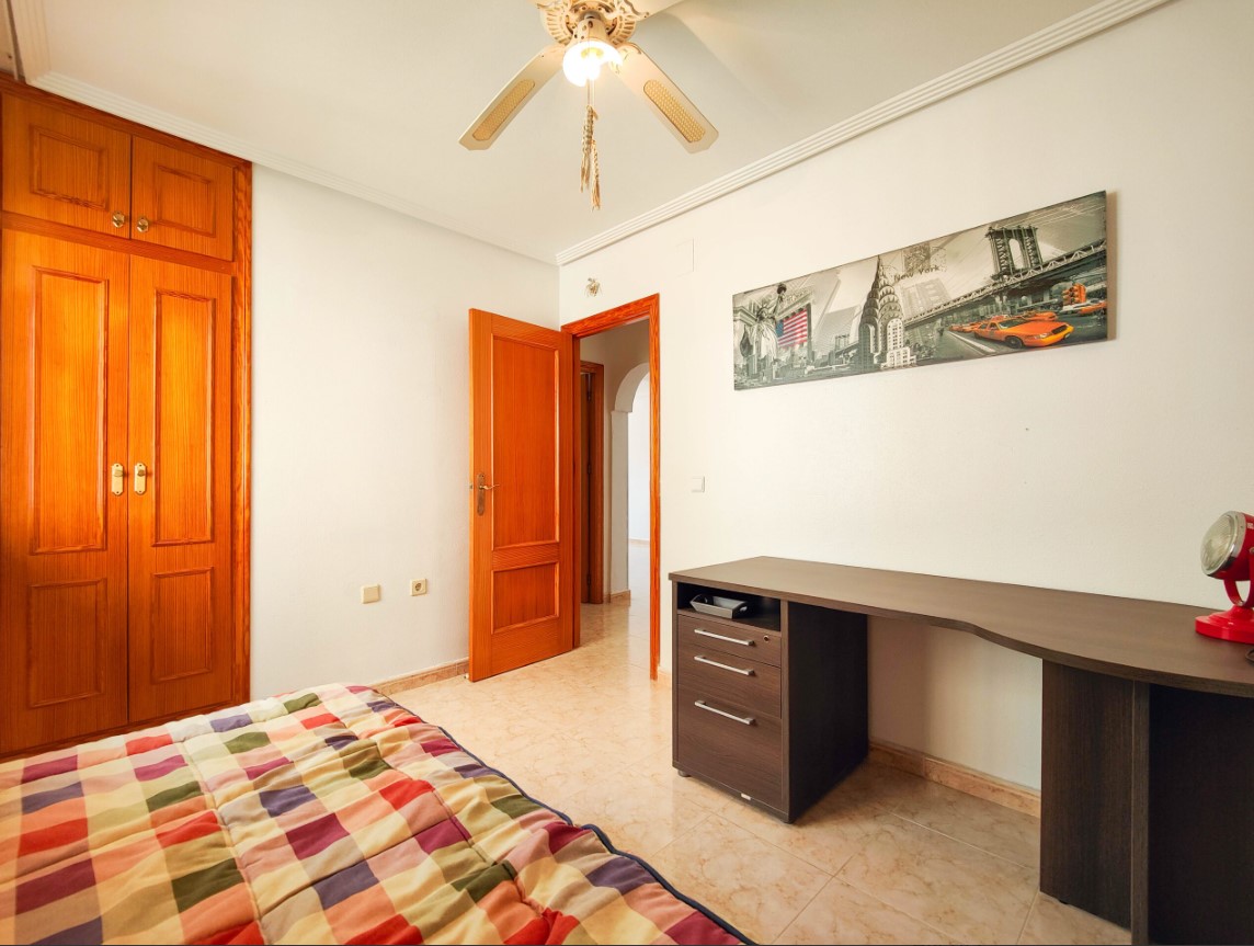 OPPORTUNITÉ UNIQUE ! MAISON JUMELÉE AVEC APPARTEMENT INDÉPENDANT ET LICENCE TOURISTIQUE À PUNTA PRIMA – ORIHUELA COSTA