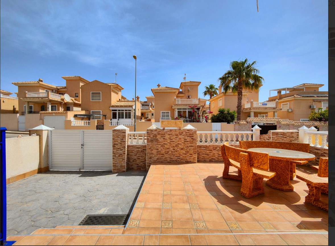 OPPORTUNITÉ UNIQUE ! MAISON JUMELÉE AVEC APPARTEMENT INDÉPENDANT ET LICENCE TOURISTIQUE À PUNTA PRIMA – ORIHUELA COSTA