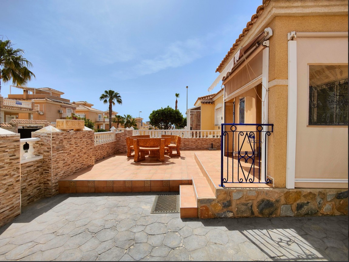 OPPORTUNITÉ UNIQUE ! MAISON JUMELÉE AVEC APPARTEMENT INDÉPENDANT ET LICENCE TOURISTIQUE À PUNTA PRIMA – ORIHUELA COSTA