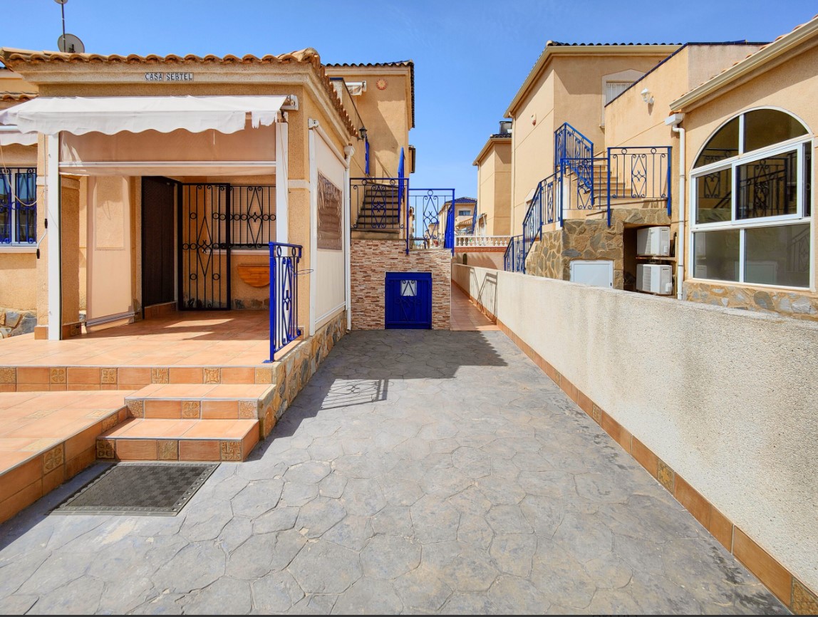 UNIQUE OPPORTUNITY! SEMI-DETACHED HOUSE WITH INDEPENDENT APARTMENT AND TOURIST LICENSE IN PUNTA PRIMA – ORIHUELA COSTA