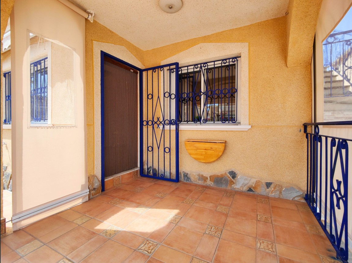 UNIQUE OPPORTUNITY! SEMI-DETACHED HOUSE WITH INDEPENDENT APARTMENT AND TOURIST LICENSE IN PUNTA PRIMA – ORIHUELA COSTA