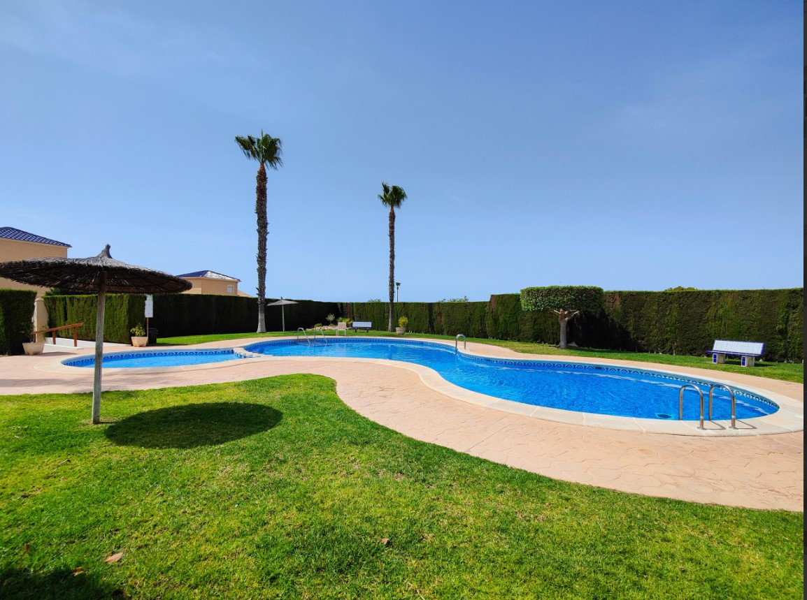 OPPORTUNITÉ UNIQUE ! MAISON JUMELÉE AVEC APPARTEMENT INDÉPENDANT ET LICENCE TOURISTIQUE À PUNTA PRIMA – ORIHUELA COSTA