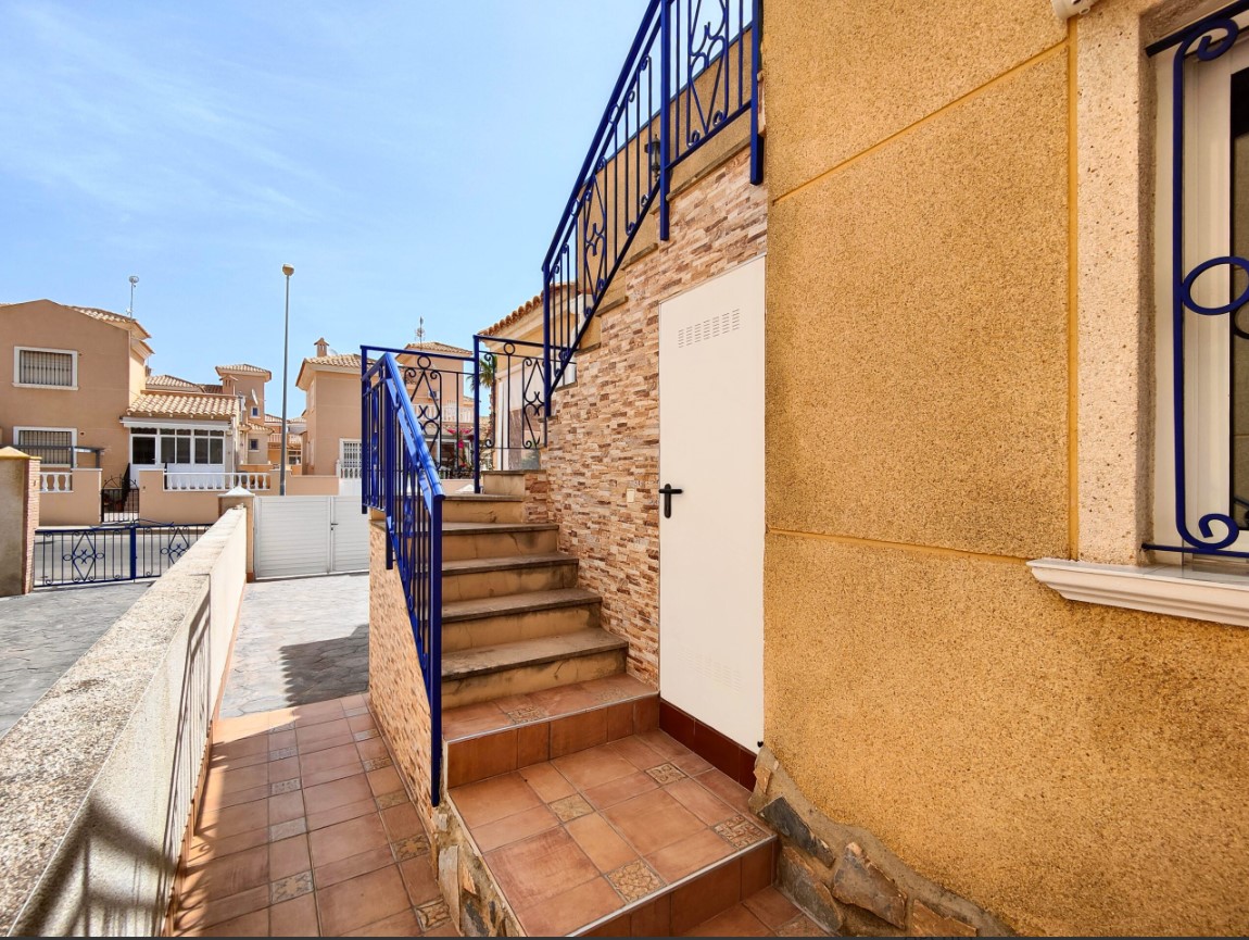 UNIQUE OPPORTUNITY! SEMI-DETACHED HOUSE WITH INDEPENDENT APARTMENT AND TOURIST LICENSE IN PUNTA PRIMA – ORIHUELA COSTA