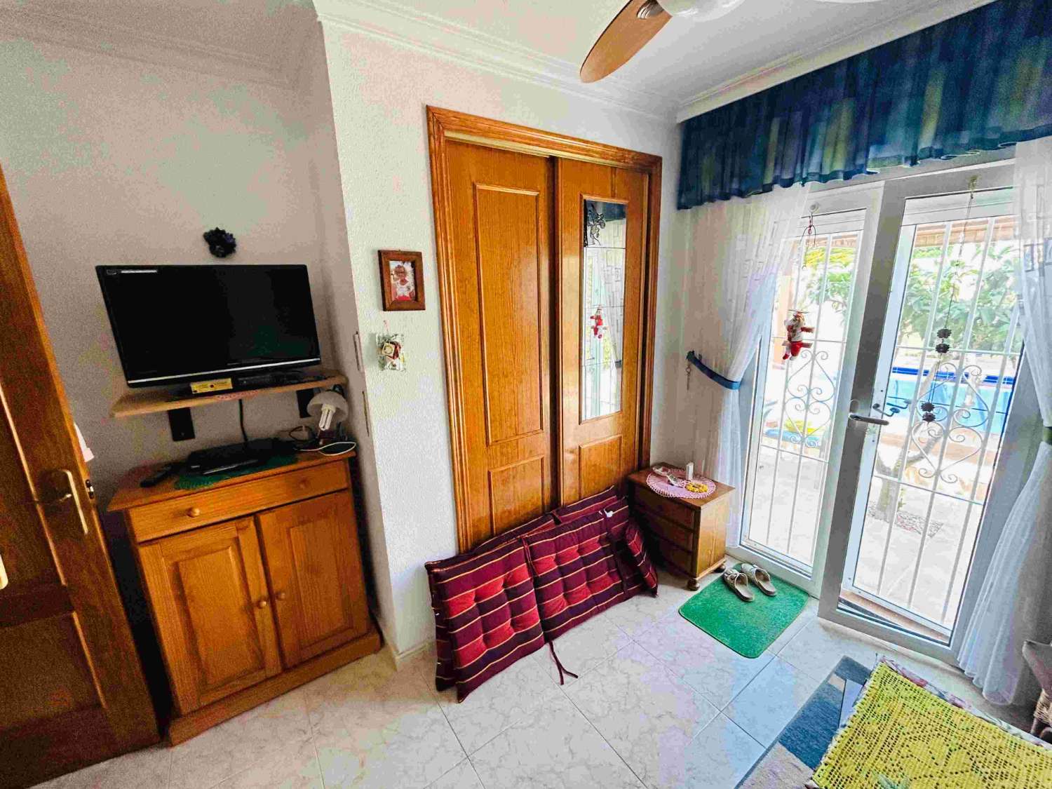 ACOGEDORA CASA EN ALGORFA CON SOLÁRIUM Y COCHERA – 2 DORMITORIOS Y 2 BAÑOS