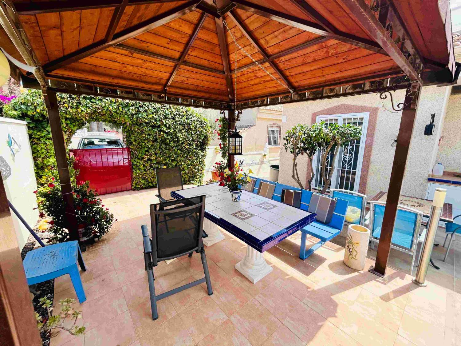 MAISON CONFORTABLE À ALGORFA AVEC SOLARIUM ET ABRI D’AUTO – 2 CHAMBRES ET 2 SALLES DE BAINS