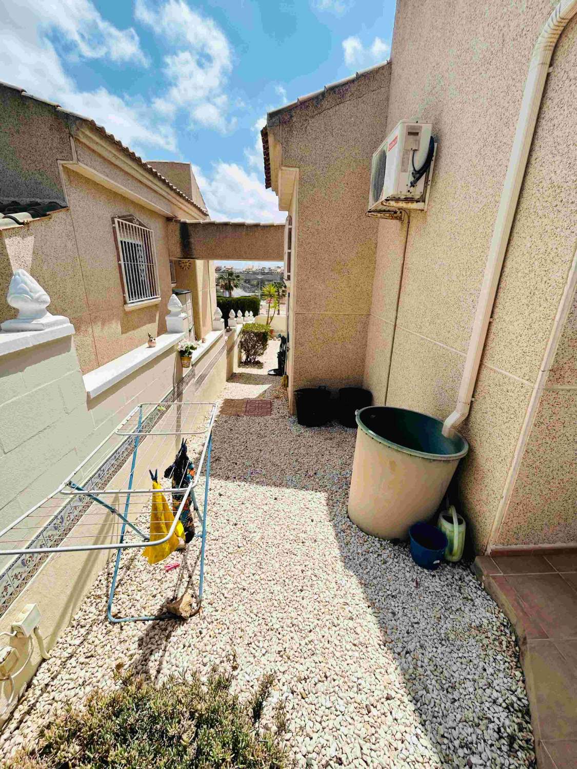 MAISON CONFORTABLE À ALGORFA AVEC SOLARIUM ET ABRI D’AUTO – 2 CHAMBRES ET 2 SALLES DE BAINS