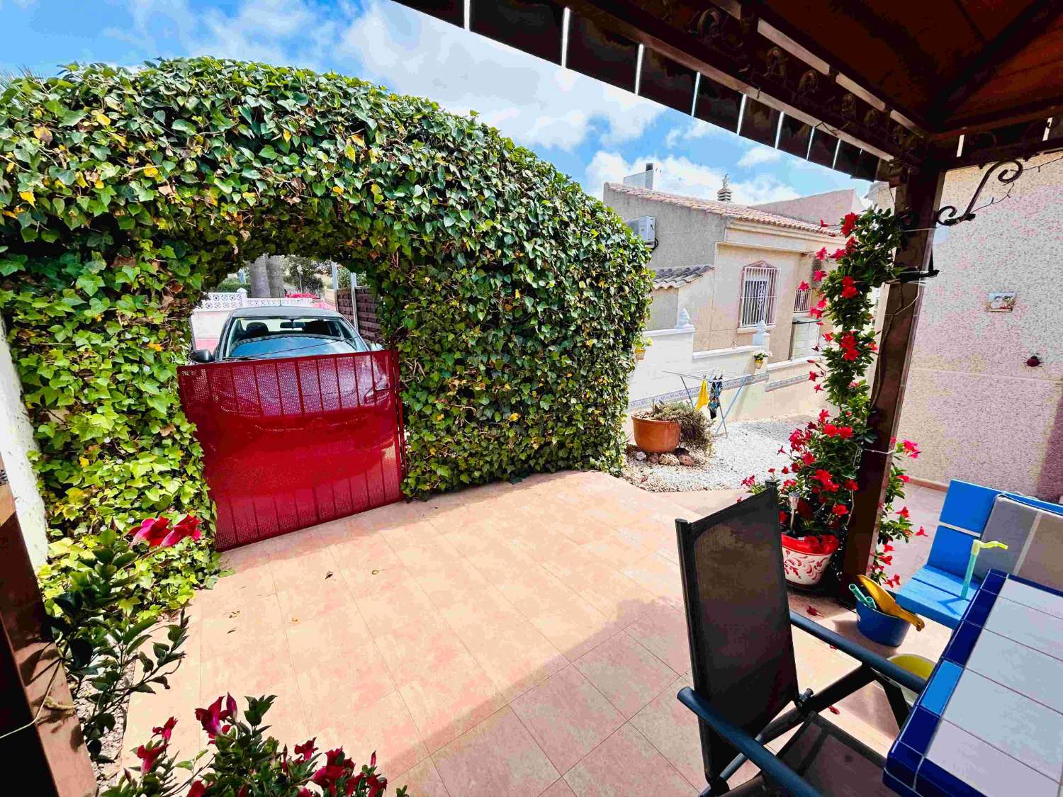 MAISON CONFORTABLE À ALGORFA AVEC SOLARIUM ET ABRI D’AUTO – 2 CHAMBRES ET 2 SALLES DE BAINS