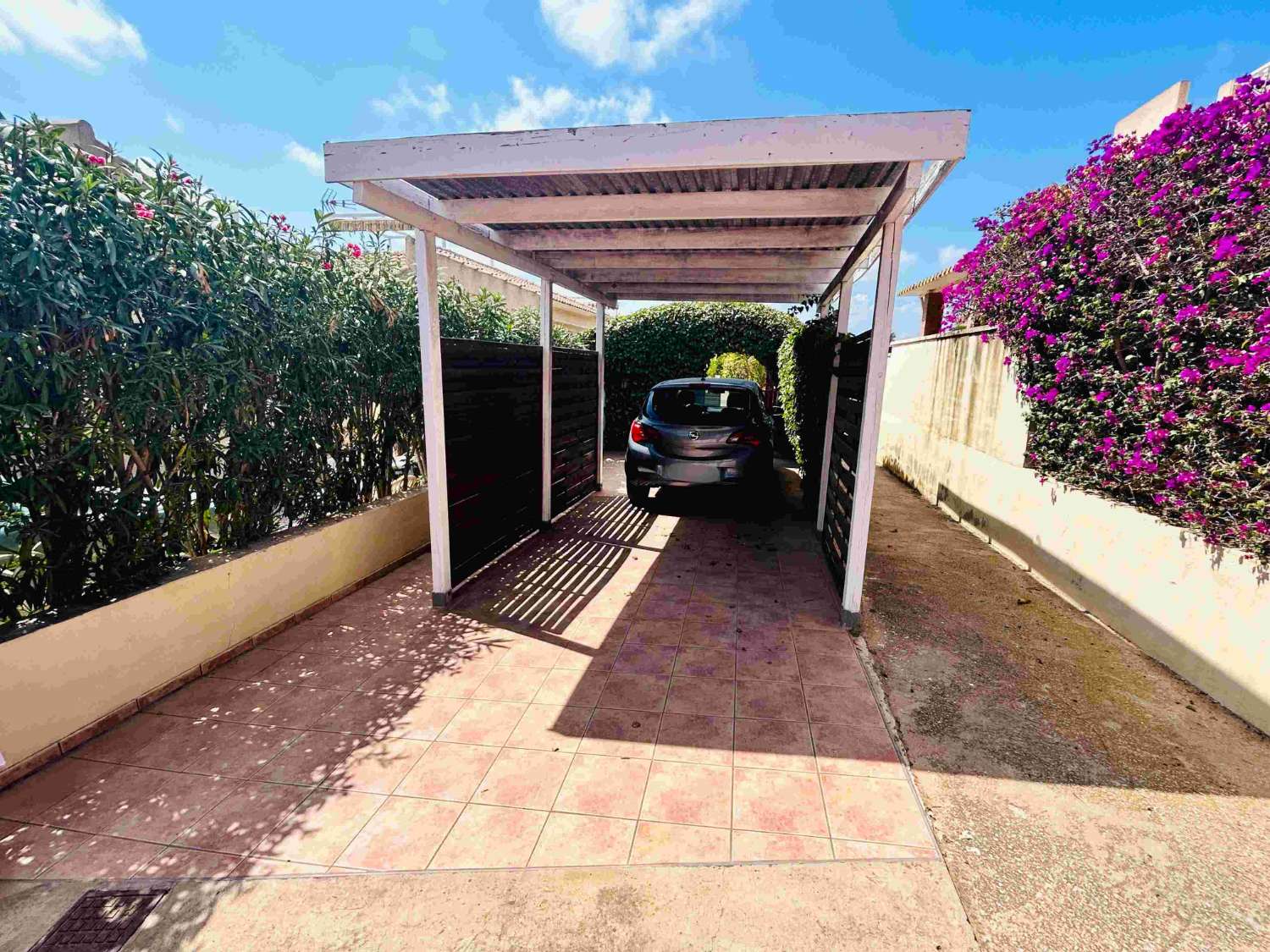 MAISON CONFORTABLE À ALGORFA AVEC SOLARIUM ET ABRI D’AUTO – 2 CHAMBRES ET 2 SALLES DE BAINS