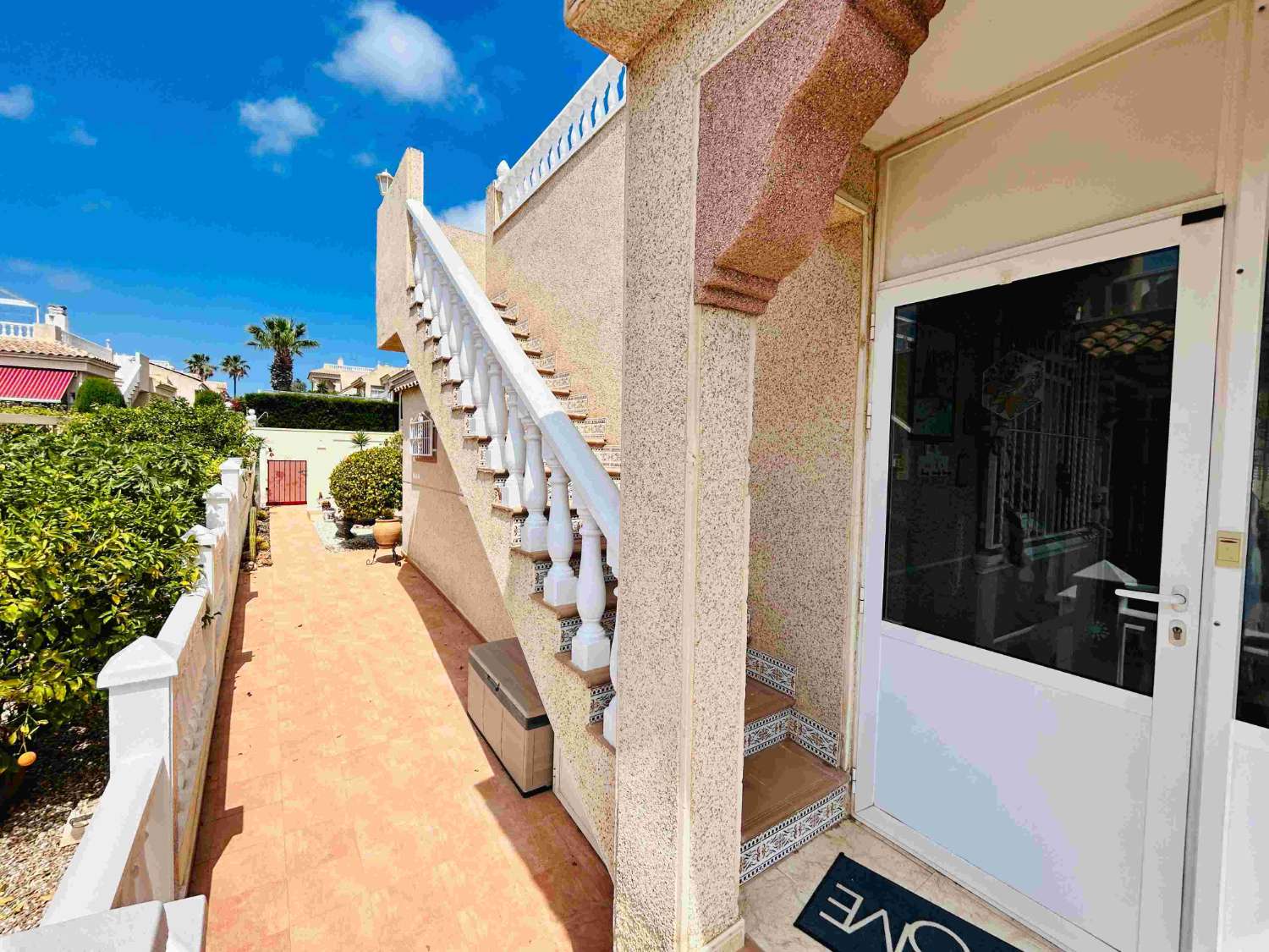 MAISON CONFORTABLE À ALGORFA AVEC SOLARIUM ET ABRI D’AUTO – 2 CHAMBRES ET 2 SALLES DE BAINS