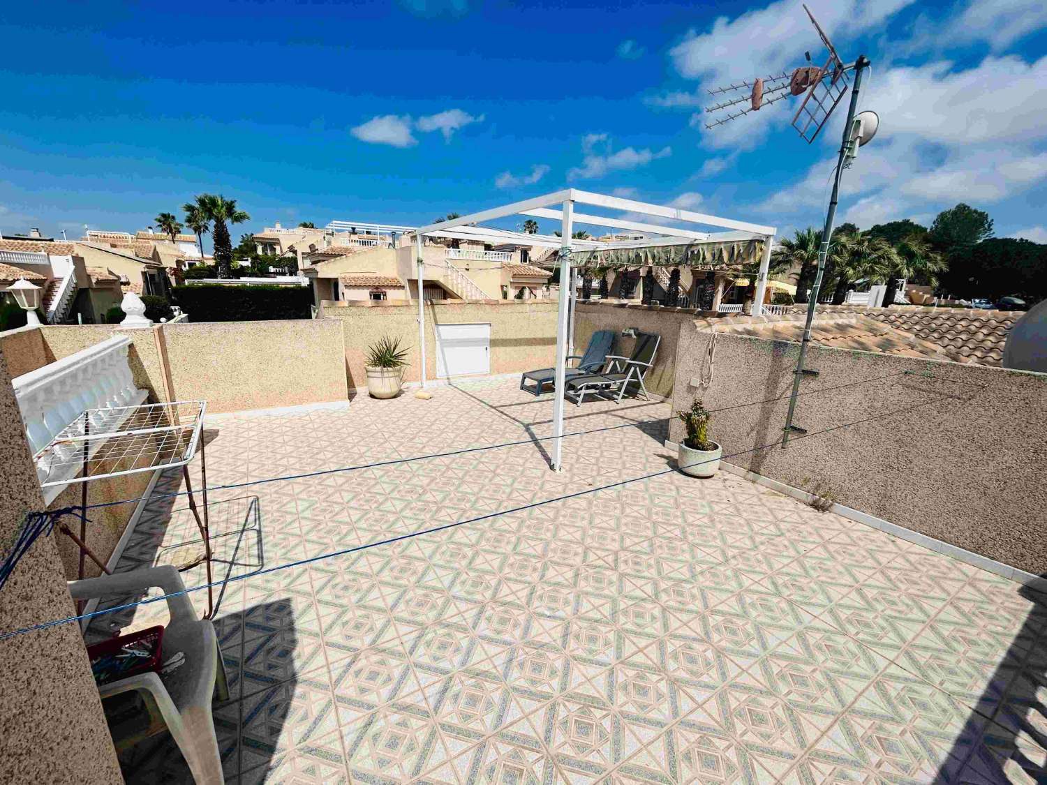 MAISON CONFORTABLE À ALGORFA AVEC SOLARIUM ET ABRI D’AUTO – 2 CHAMBRES ET 2 SALLES DE BAINS