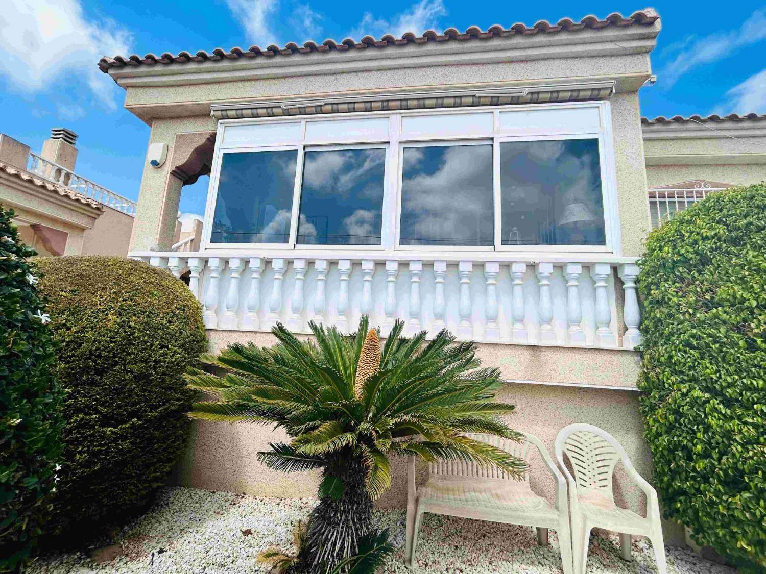 MAISON CONFORTABLE À ALGORFA AVEC SOLARIUM ET ABRI D’AUTO – 2 CHAMBRES ET 2 SALLES DE BAINS