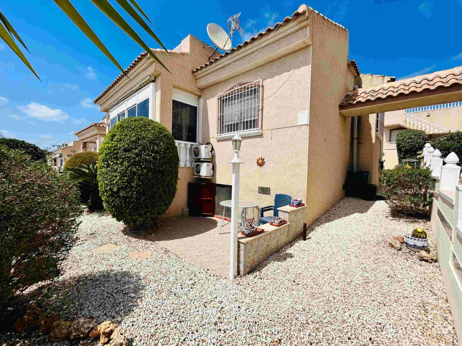 MAISON CONFORTABLE À ALGORFA AVEC SOLARIUM ET ABRI D’AUTO – 2 CHAMBRES ET 2 SALLES DE BAINS