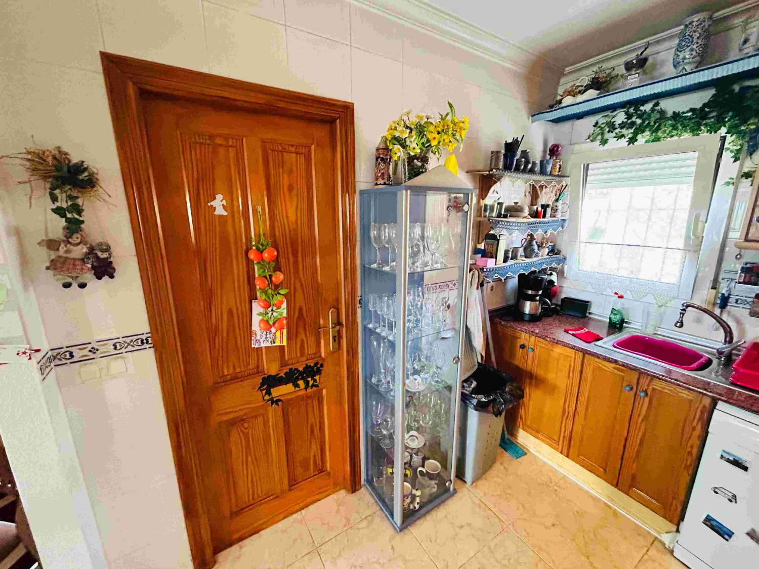 ACOGEDORA CASA EN ALGORFA CON SOLÁRIUM Y COCHERA – 2 DORMITORIOS Y 2 BAÑOS