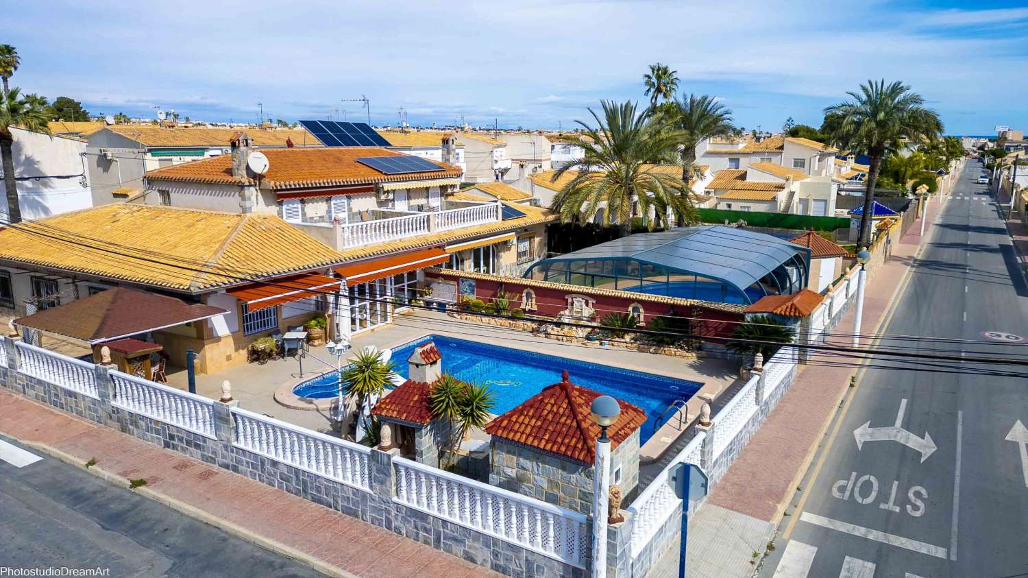 SPECTACULAIRE VILLA JUMELÉE AVEC PISCINE ET GARAGE, DOUBLE COIN ET AVEC FAÇADE SUR TROIS RUES, PRÈS DE LA PLAGE DE CABO ROIG