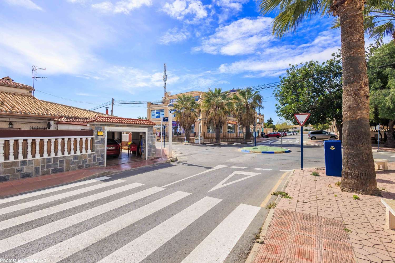 SPECTACULAIRE VILLA JUMELÉE AVEC PISCINE ET GARAGE, DOUBLE COIN ET AVEC FAÇADE SUR TROIS RUES, PRÈS DE LA PLAGE DE CABO ROIG