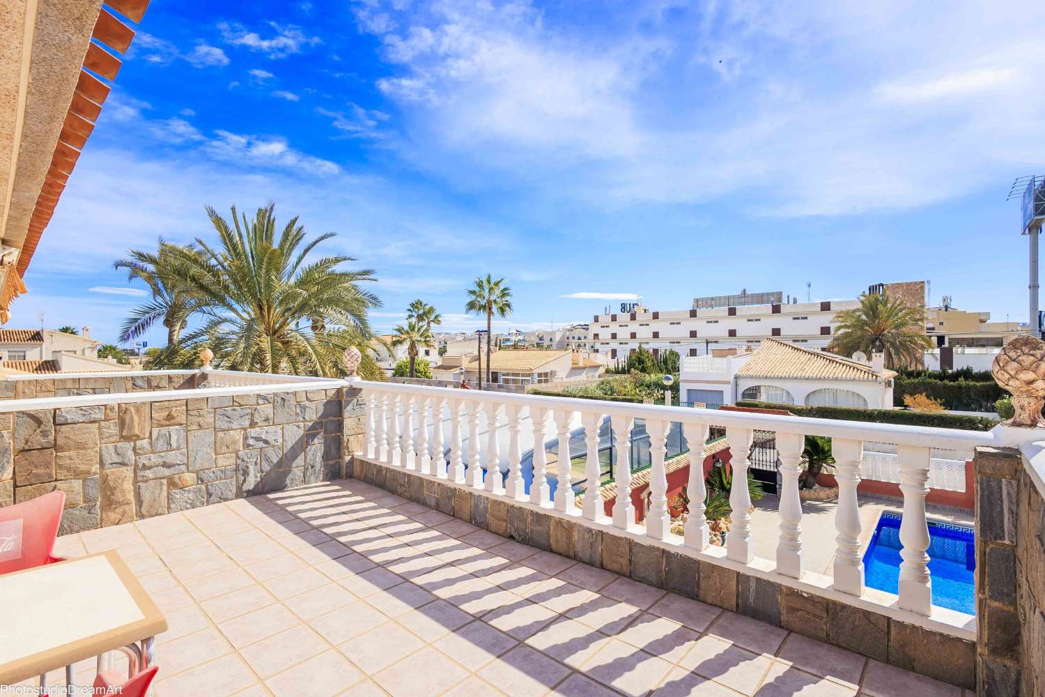 SPECTACULAIRE VILLA JUMELÉE AVEC PISCINE ET GARAGE, DOUBLE COIN ET AVEC FAÇADE SUR TROIS RUES, PRÈS DE LA PLAGE DE CABO ROIG