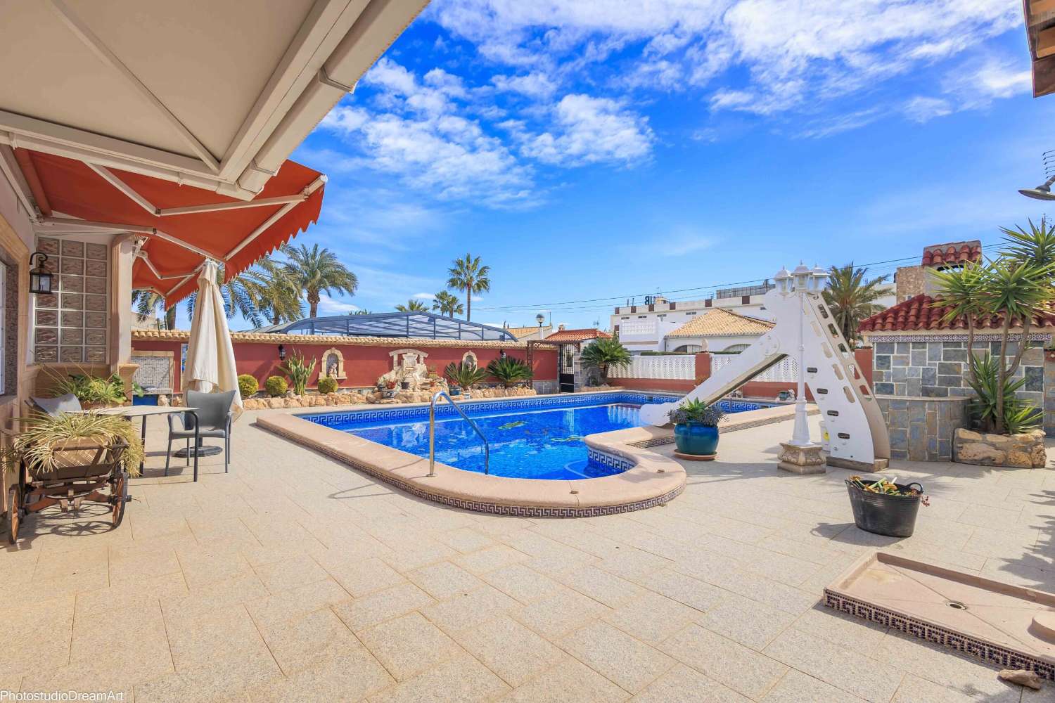 SPETTACOLARE VILLA BIFAMILIARE CON PISCINA E GARAGE, DOPPIO ANGOLO E CON FACCIATA SU TRE STRADE, VICINO ALLA SPIAGGIA DI CABO ROIG