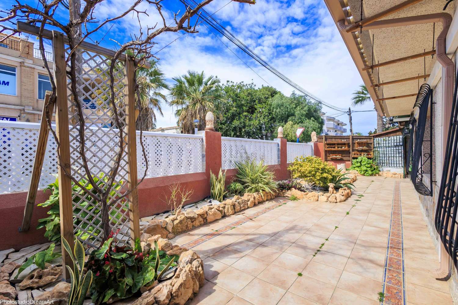 SPECTACULAIRE VILLA JUMELÉE AVEC PISCINE ET GARAGE, DOUBLE COIN ET AVEC FAÇADE SUR TROIS RUES, PRÈS DE LA PLAGE DE CABO ROIG