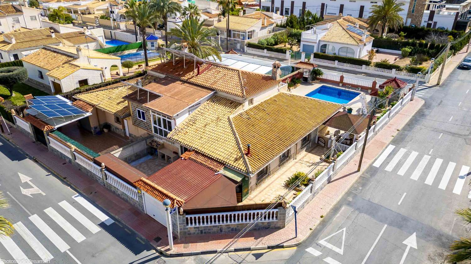 ESPECTACULAR CHALET ADOSADO CON PISCINA Y GARAJE, DOBLE ESQUINA Y CON FACHADA A TRES CALLES, CERCA DE LA PLAYA DE CABO ROIG