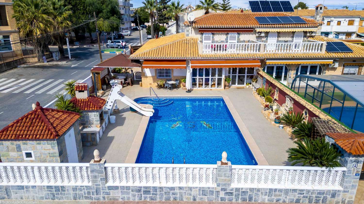 SPECTACULAIRE VILLA JUMELÉE AVEC PISCINE ET GARAGE, DOUBLE COIN ET AVEC FAÇADE SUR TROIS RUES, PRÈS DE LA PLAGE DE CABO ROIG