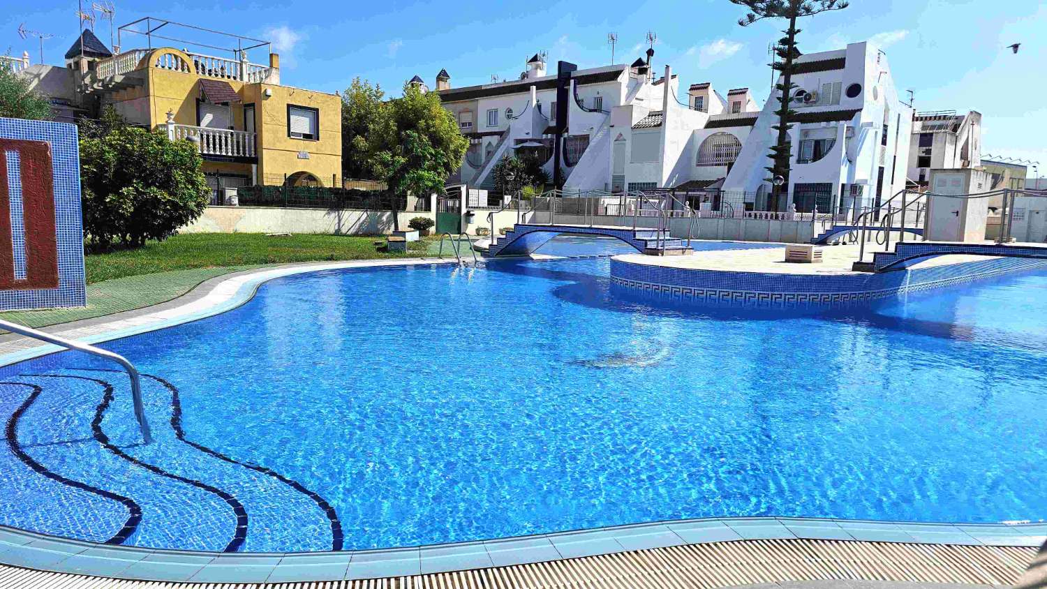 ENCANTADOR BUNGALOW EN URBANIZACIÓN TRANQUILA CON SOLÁRIUM Y PISCINA COMUNITARIA