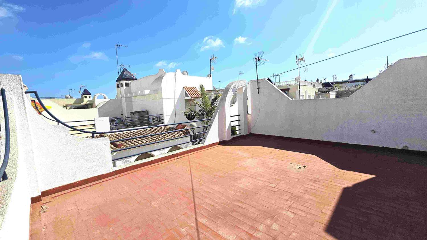 CHARMANT BUNGALOW DANS UNE URBANISATION CALME AVEC SOLARIUM ET PISCINE COMMUNE