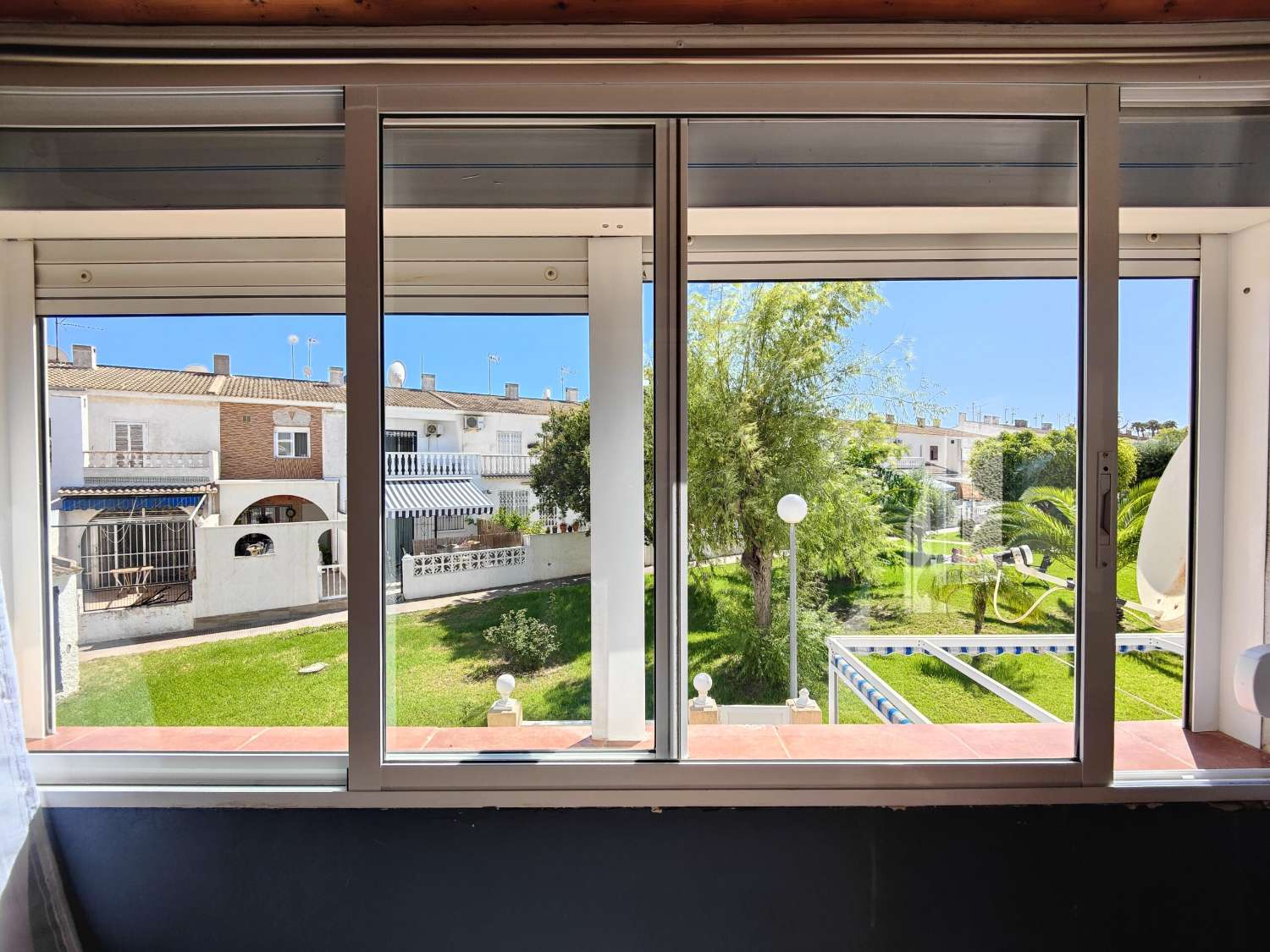 ENCANTADORA CASA ADOSADA DE DISEÑO MEDITERRÁNEO CON DOS DORMITORIOS, JARDÍN DELANTERO Y TRASERO EN URB. LA FIESTA III