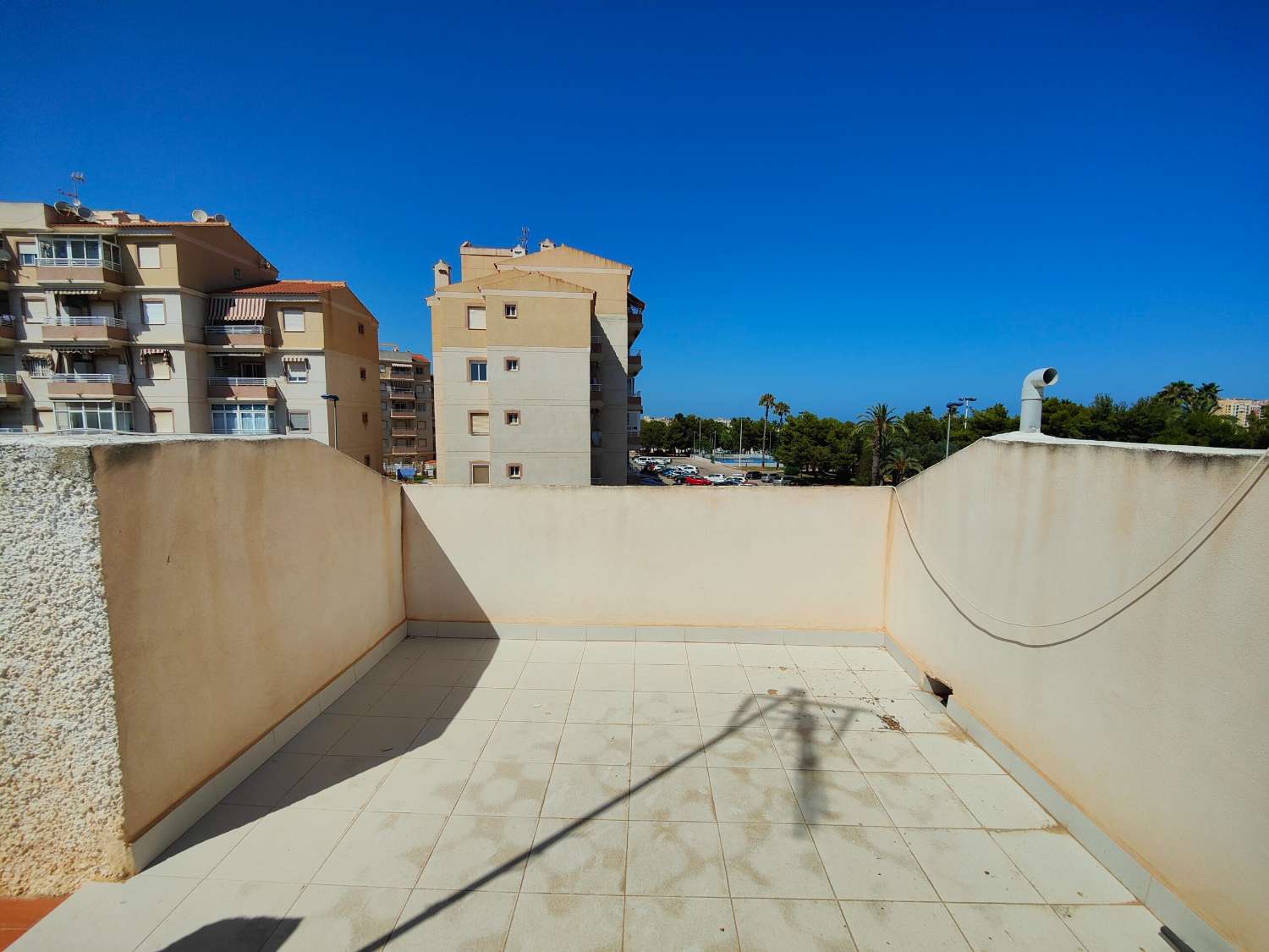 ENCANTADORA CASA ADOSADA DE DISEÑO MEDITERRÁNEO CON DOS DORMITORIOS, JARDÍN DELANTERO Y TRASERO EN URB. LA FIESTA III