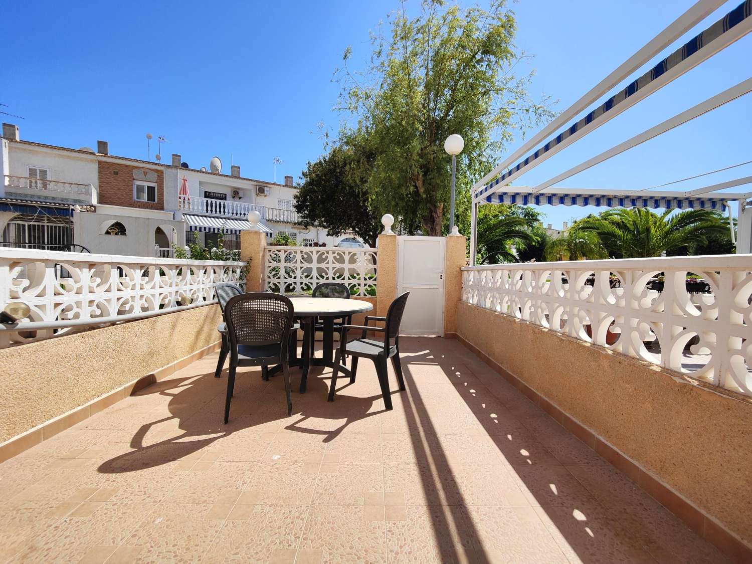 ENCANTADORA CASA ADOSADA DE DISEÑO MEDITERRÁNEO CON DOS DORMITORIOS, JARDÍN DELANTERO Y TRASERO EN URB. LA FIESTA III