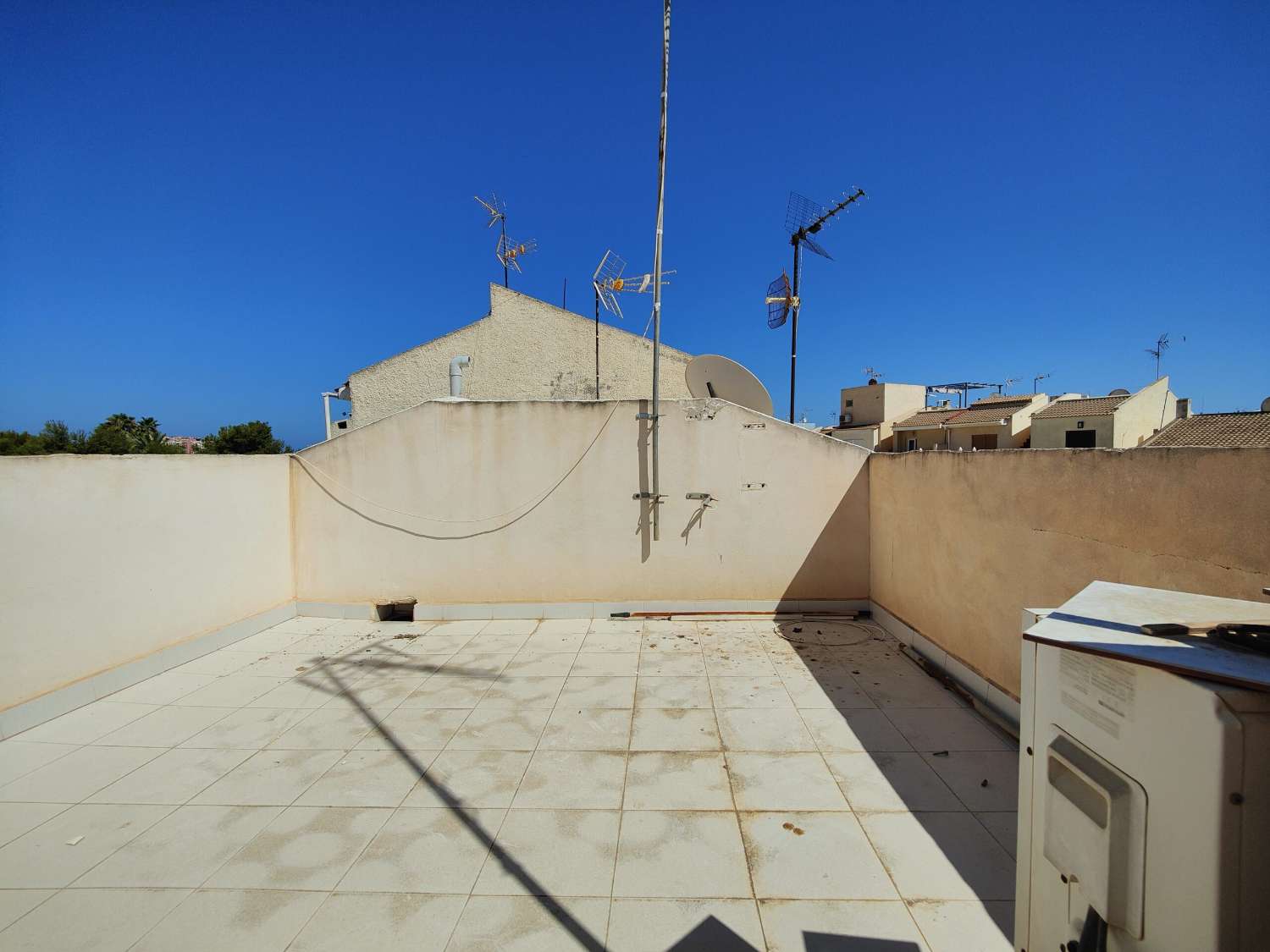 ENCANTADORA CASA ADOSADA DE DISEÑO MEDITERRÁNEO CON DOS DORMITORIOS, JARDÍN DELANTERO Y TRASERO EN URB. LA FIESTA III