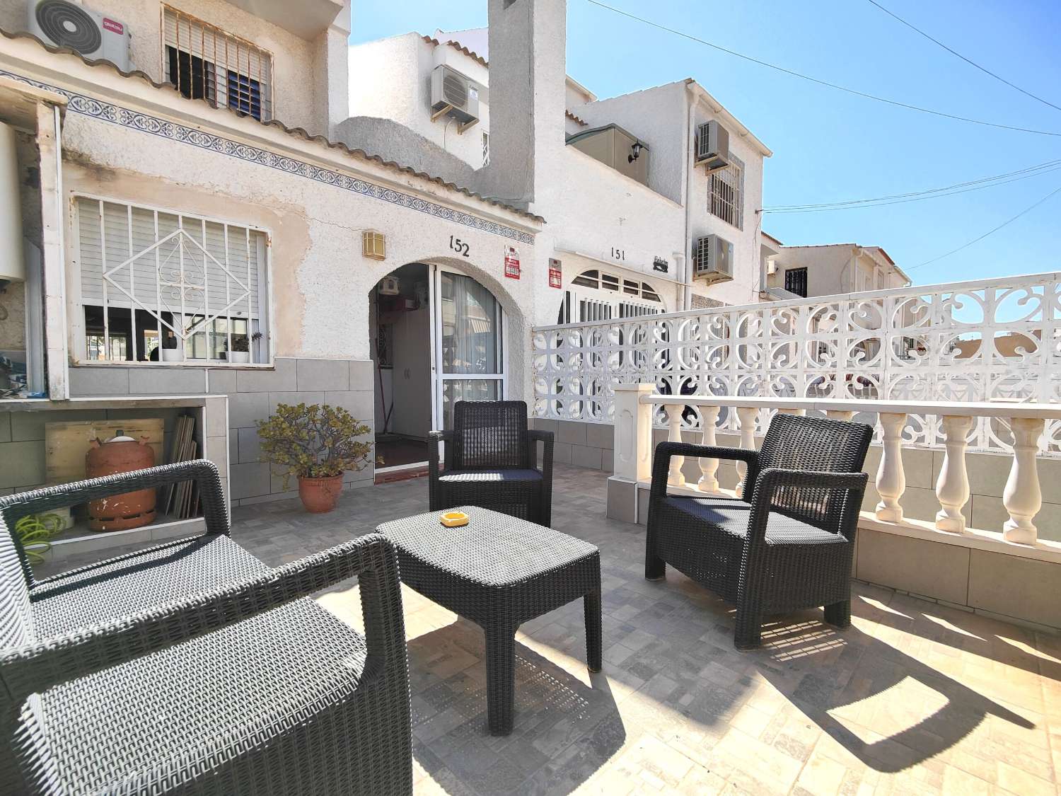 CHARMING MEDITERRANEAN DESIGN TOWNHOUSE WITH TWO BEDROOMS, FRONT AND BACK GARDEN IN URB. THE PARTY III